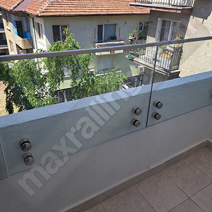 Стъклен парапет по тераси с дистанционери